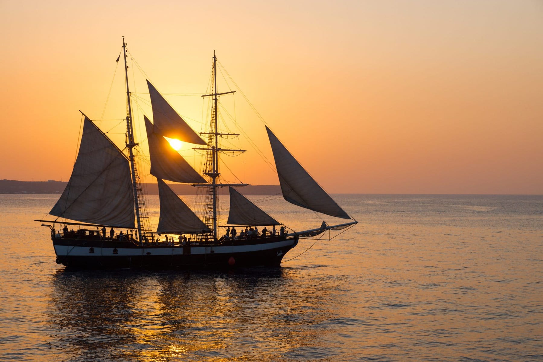 Passeio de barco em Santorini