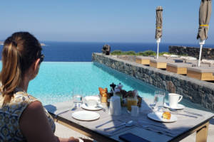Vista de hotel em Santorini