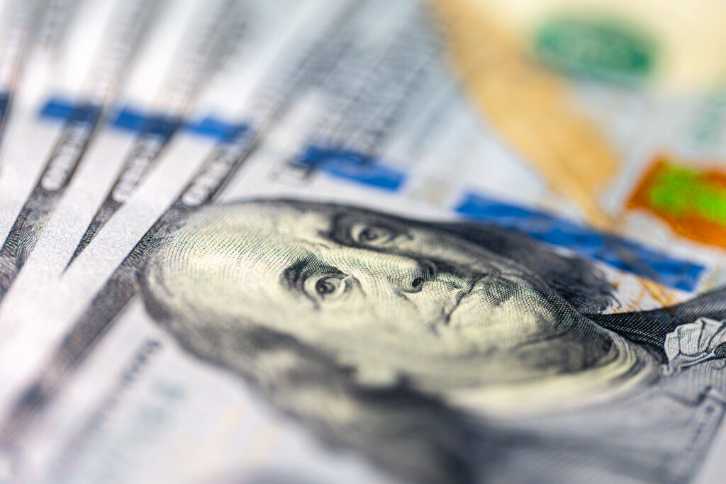 A variação do dólar pode alterar significativamente o orçamento de viagens internacionais, tornando o planejamento cambial essencial para viajar melhor e gastar menos.