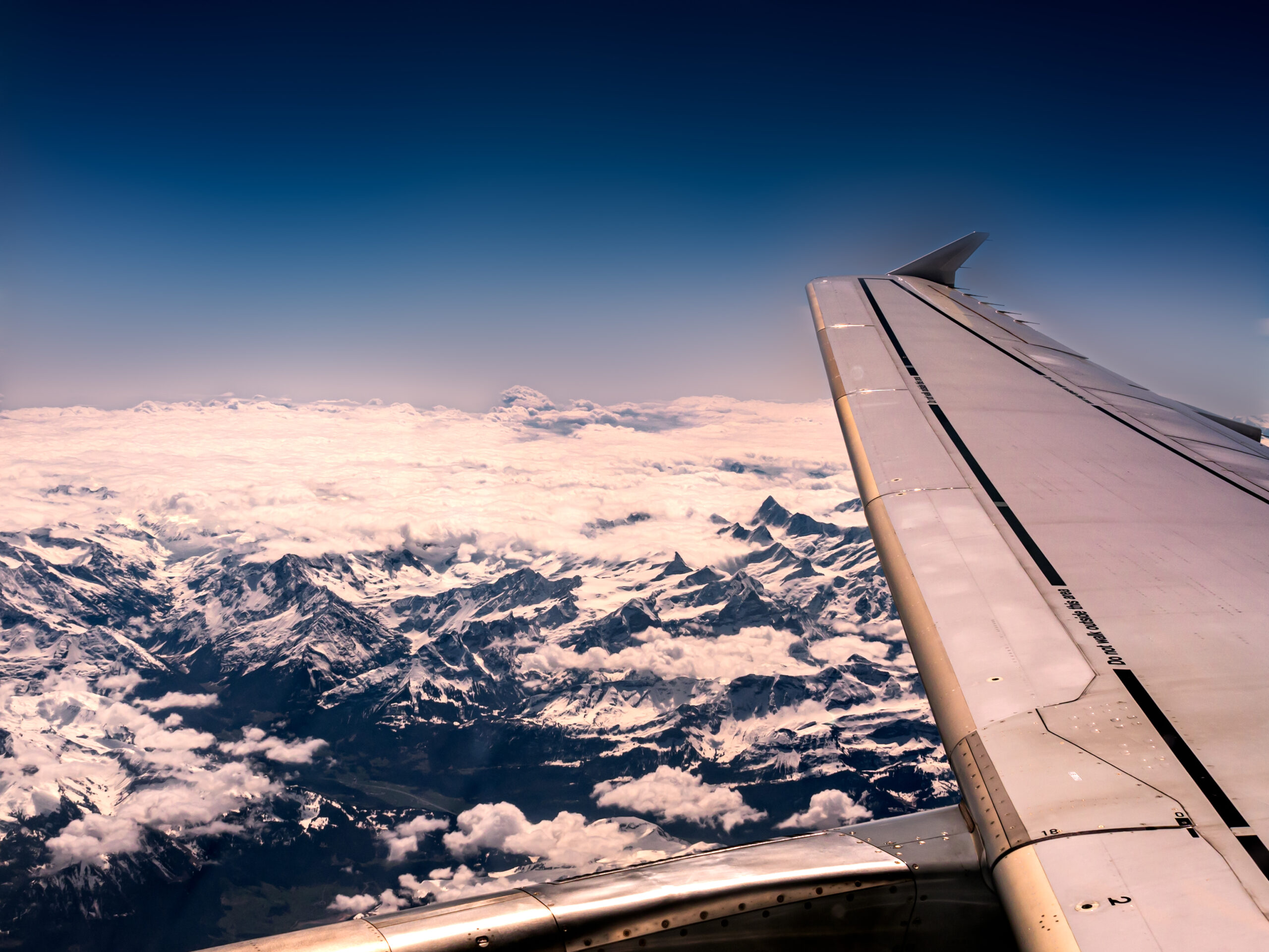 A escolha do voo certo é parte essencial do planejamento de uma viagem internacional, influenciando conforto, tempo de deslocamento e custo final.