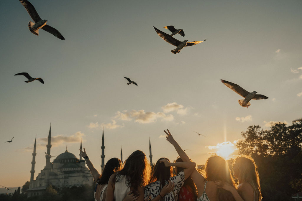 Grupo durante expedição com influenciador vivenciando pôr do sol em viagem cultural internacional