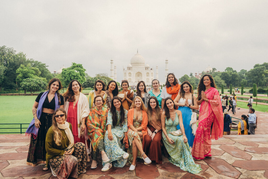 Expedição com influenciadores na Índia com grupo em visita ao Taj Mahal, unindo curadoria cultural e experiência em comunidade