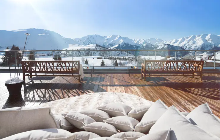 Terraço com vista para os Alpes em resort Club Med de neve na Europa.