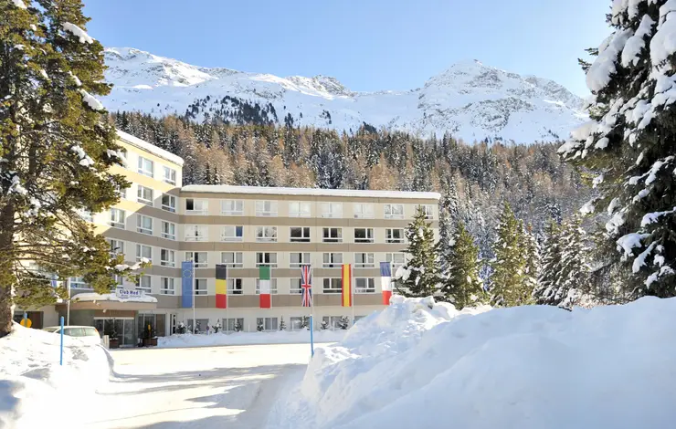 Entrada do resort Club Med Saint-Moritz Roi Soleil cercado por neve.