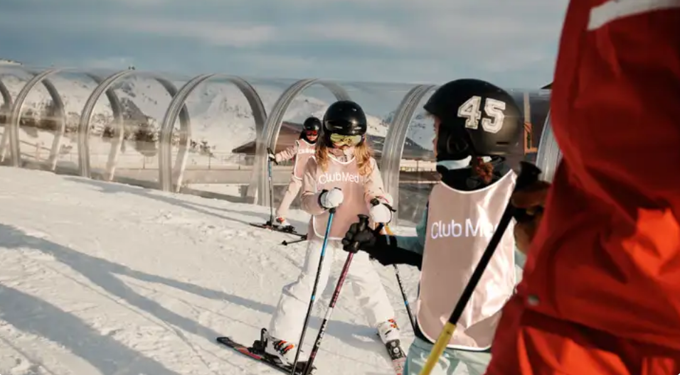 Crianças aprendendo ski em resort Club Med nos Alpes.