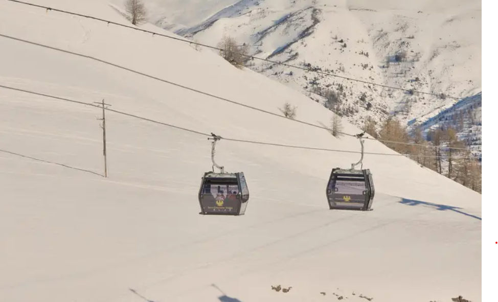 Teleférico em estação de ski nos Alpes franceses próximo a resort Club Med.