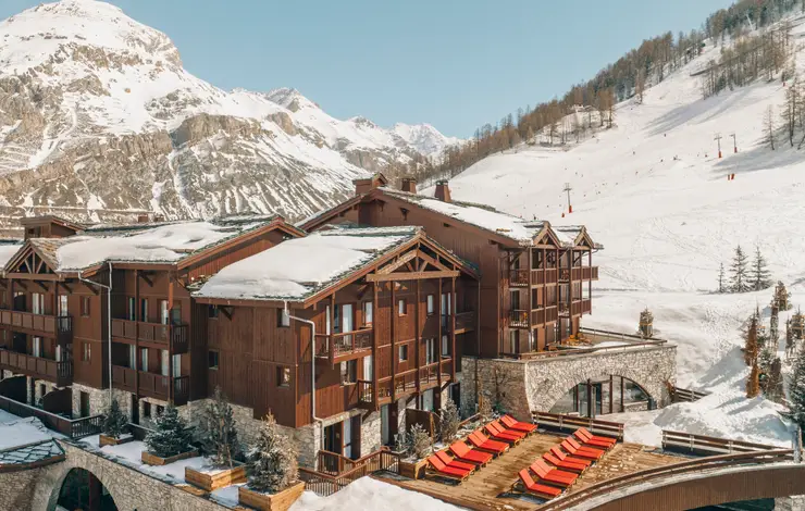 Resort Club Med nos Alpes com acesso ski-in ski-out e paisagem de inverno.