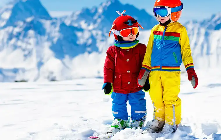 Crianças vestidas para atividades de inverno na neve.