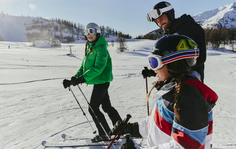 Família esquiando em estação de ski nos Alpes