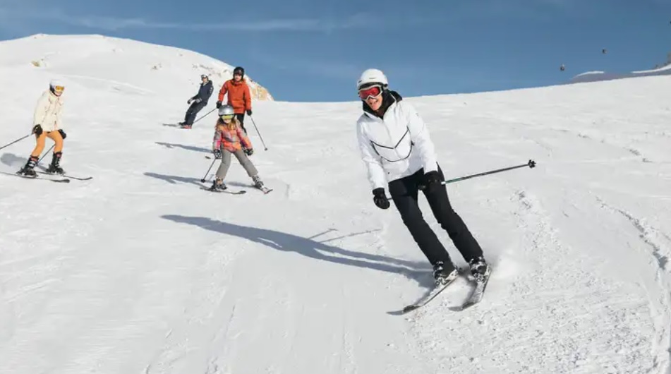 Família esquiando em estação de ski nos Alpes durante férias no Club Med.