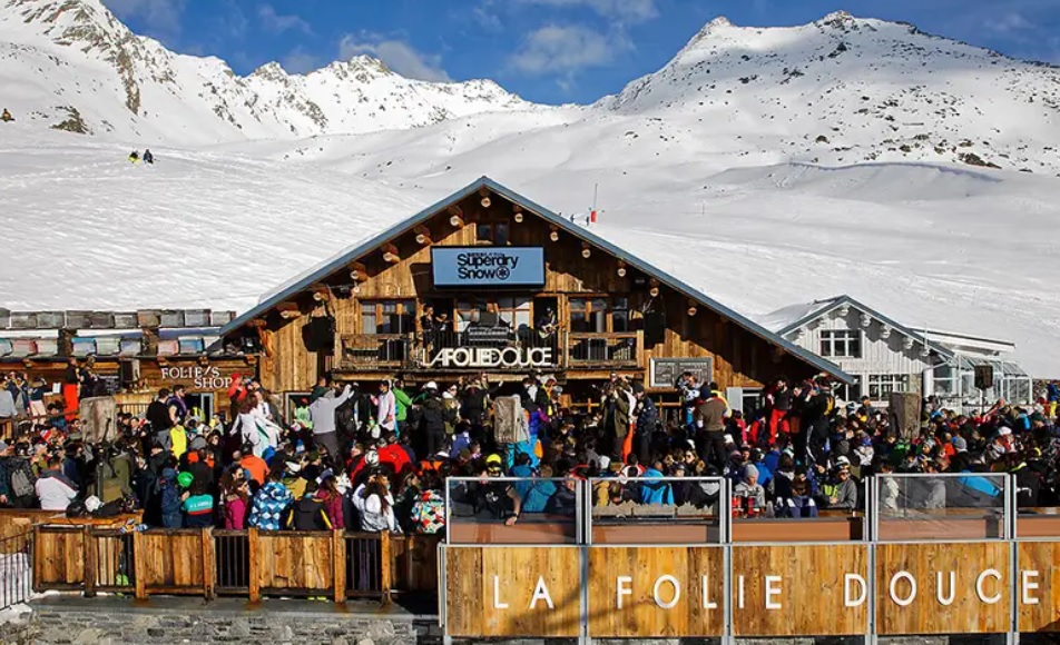Vista do La Folie Douce com público nos Alpes franceses durante après-ski.
