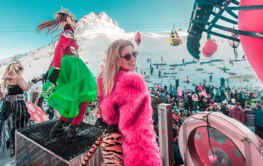 A energia do La Folie Douce atrai esquiadores do mundo todo para a melhor experiência de après-ski.