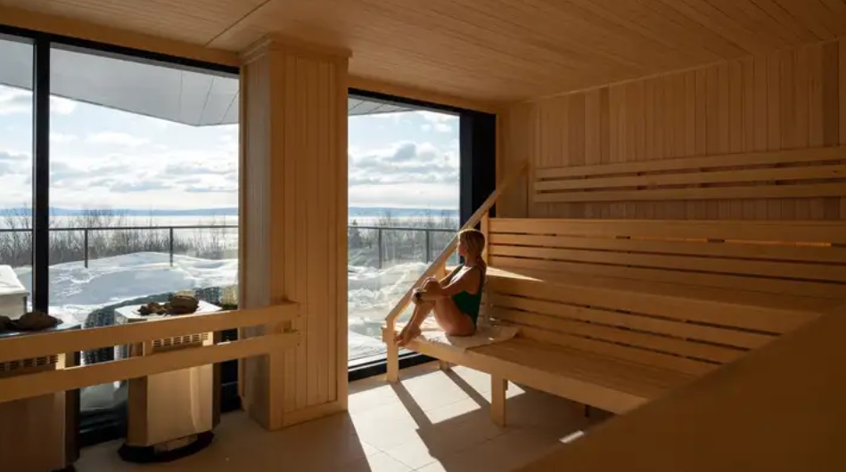Sauna panorâmica em resort Club Med com vista para paisagem de inverno.