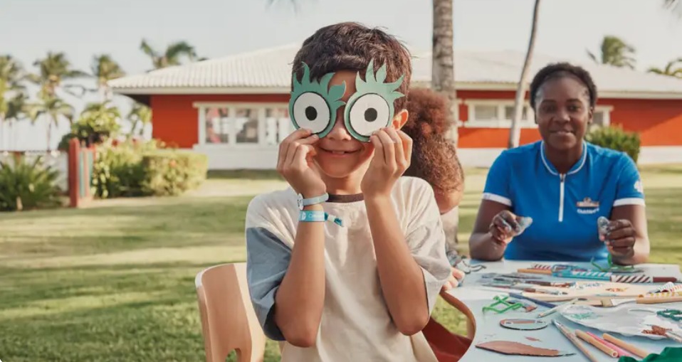 criança participando de recreação infantil em resort Club Med